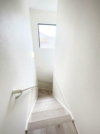 階段は薄暗くなりがちですが、窓を付けることによって明るい空間にできるので、上り下りの安全性も確保されます。