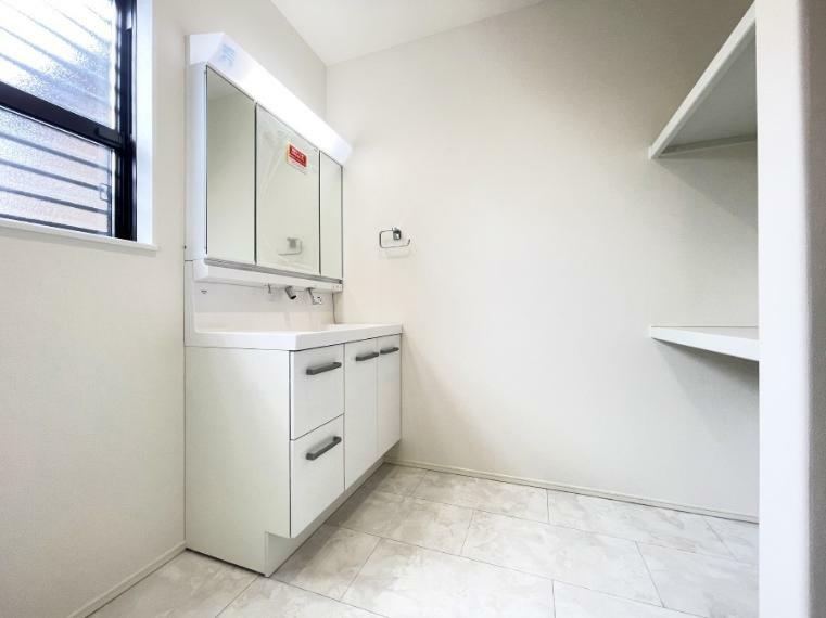ランドリースペース 洗面室にもたっぷりの収納スペースを設置、タオル類や洗面道具もスッキリとしまえます