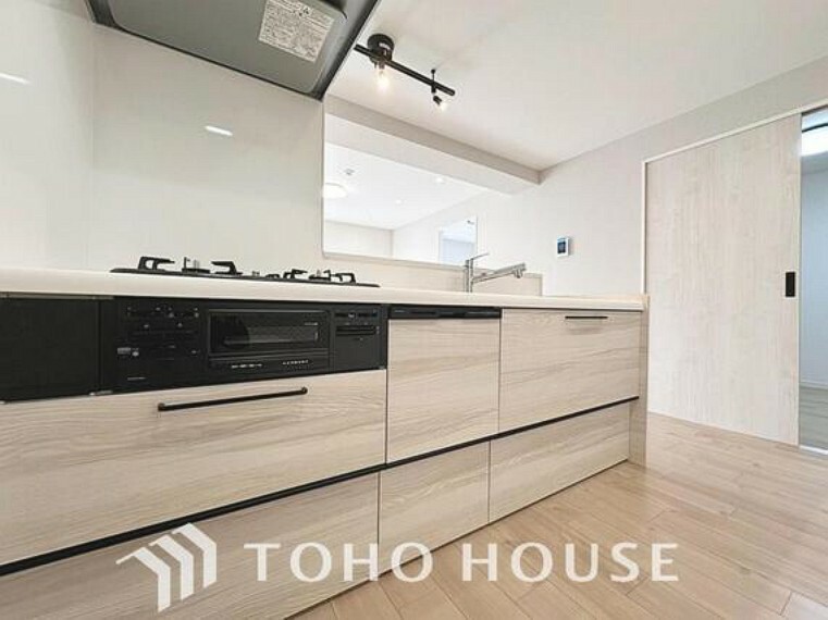 キッチン キッチンの収納は、デッドスペースになりやすい箇所を有効活用できる、スライド式収納を採用しました。