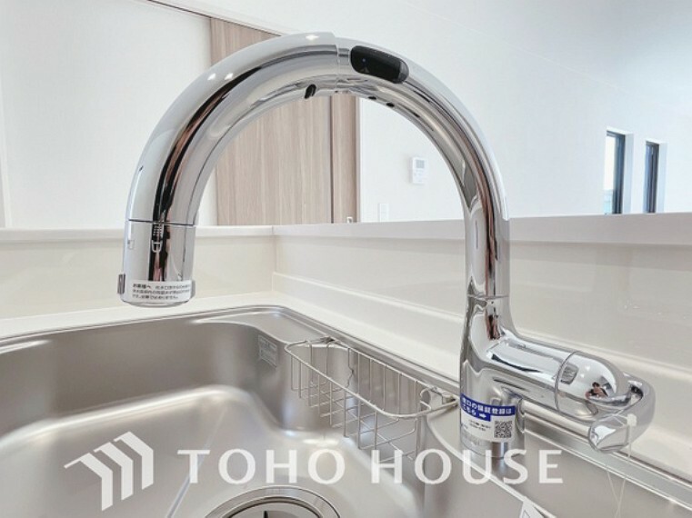 ダイニングキッチン 浄水と原水をボタン一つで切り替えられる浄水器一体型水洗。近年主流になりつつある人気の設備です。