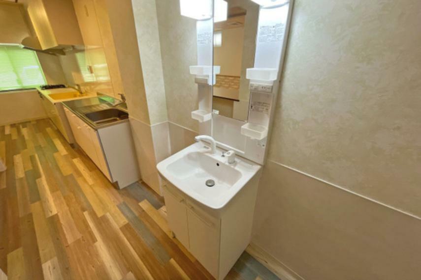 洗面化粧台 1階の洗面台はキッチンと隣接しています。店舗と居住空間を仕切れるので便利です！
