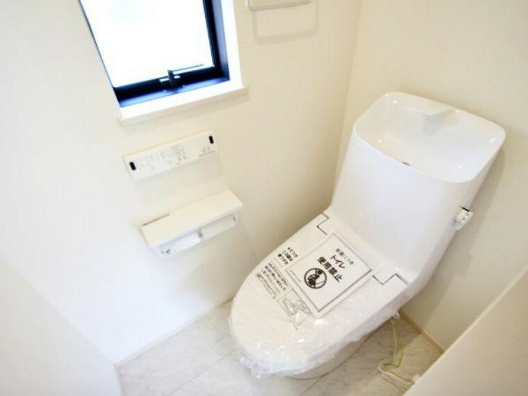 トイレ 小窓のある1階の温水洗浄便座付トイレ