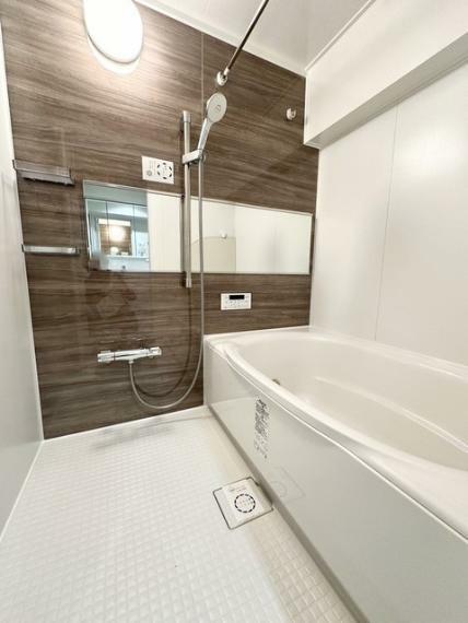 浴室 浴室換気乾燥暖房機能付きの浴室は、雨の日でも乾燥機能で洗濯物をカラっと乾かせます。自動湯はりや追い焚き機能を備えたオートバスで一日の疲れを癒していただけます。