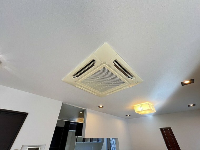 冷暖房・空調設備 広いLDKに強い味方、埋め込み式のエアコン。