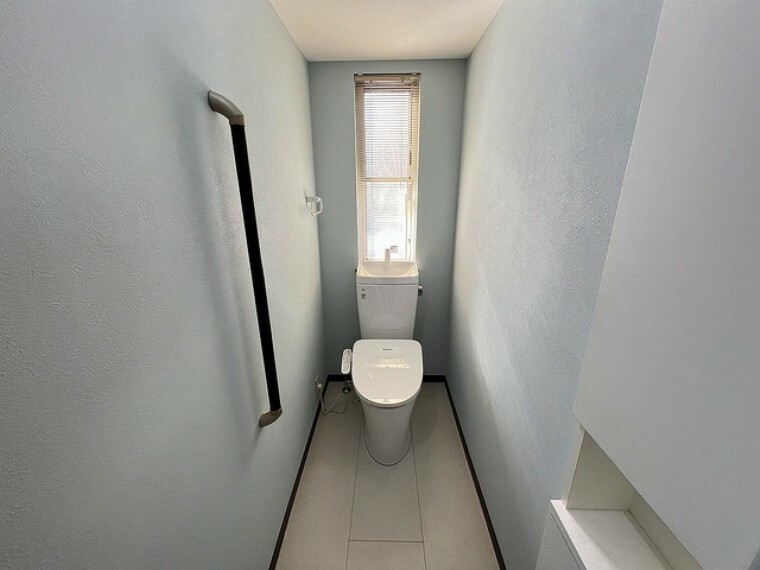 トイレ 新しくお住まいになる方のことを考えて、1階のトイレを新品に交換しました。