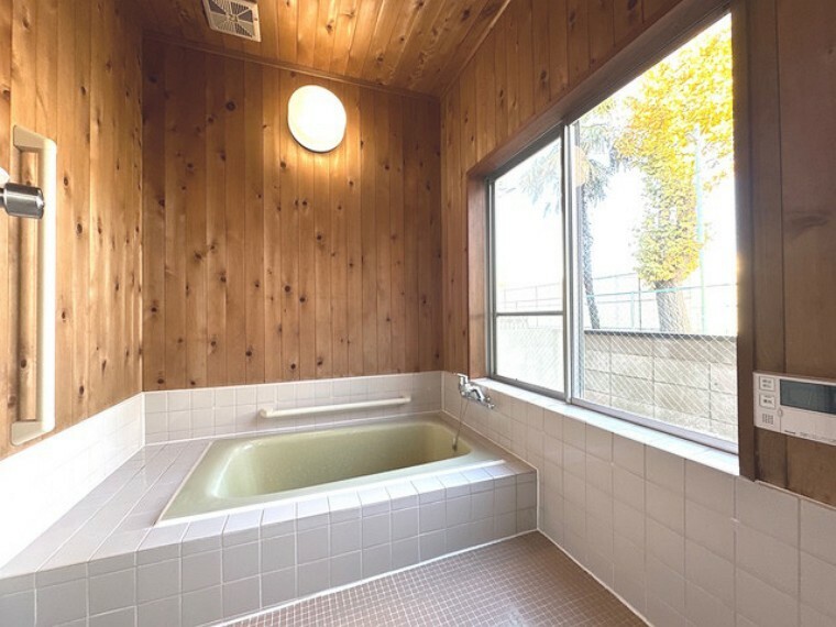 浴室 お風呂にも木が使われていてまるで別荘地にきているかのような邸宅です。