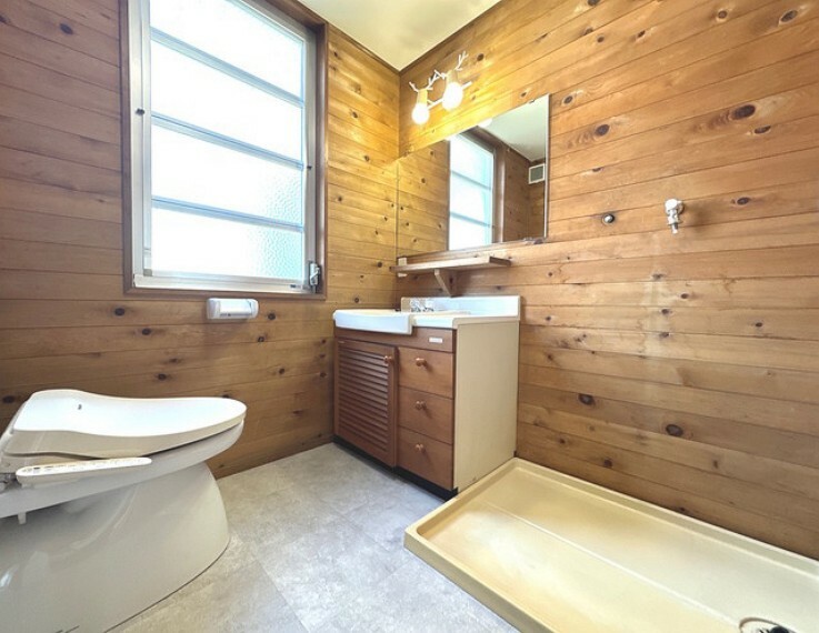 洗面化粧台 トイレと一体型のランドリー空間。別荘のような雰囲気に。