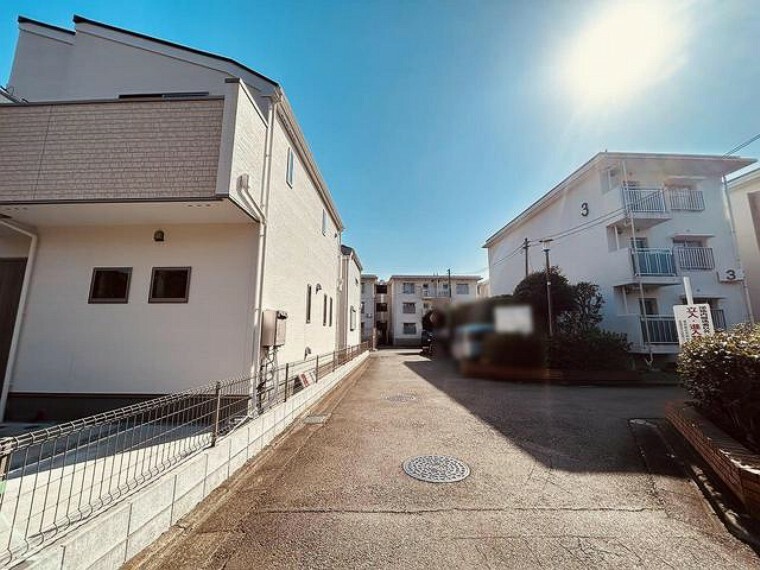 現況写真 周辺は住宅が建ち並ぶ閑静な住宅街です。