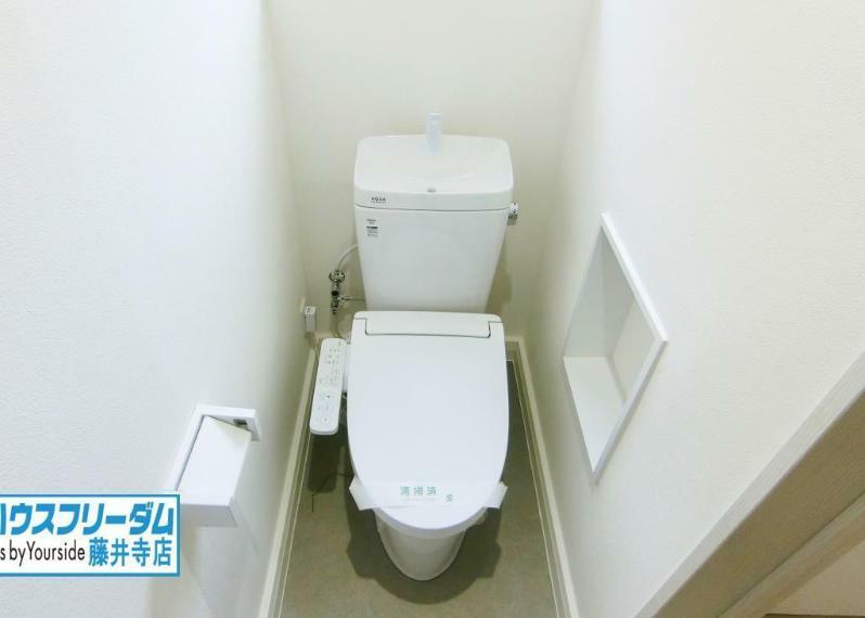 トイレ 年中快適に使える温水洗浄機能便座も新調済みです。