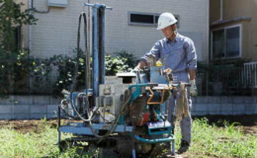 構造・工法・仕様 外部機関に委託して地盤を一棟ごと調査。建物の形状と位置が決まってから調査を依頼。 同じ土地でも位置によって地盤の固さが異なる場合があるため、複数のポイントで地下10mまでの地盤の固さを測定します