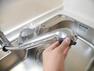 【同仕様写真】新品交換するキッチンの水栓金具はノズルが伸びてシンクのお手入れもラクラクです。水栓本体には浄水機能が内蔵されていて、おいしいお水をつくります。