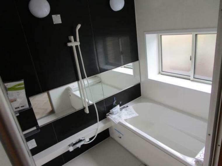 【同仕様写真・浴室】浴室はハウステック製の新品のユニットバスに交換します。浴槽には滑り止めの凹凸があり、床は濡れた状態でも滑りにくい加工がされている安心設計です。