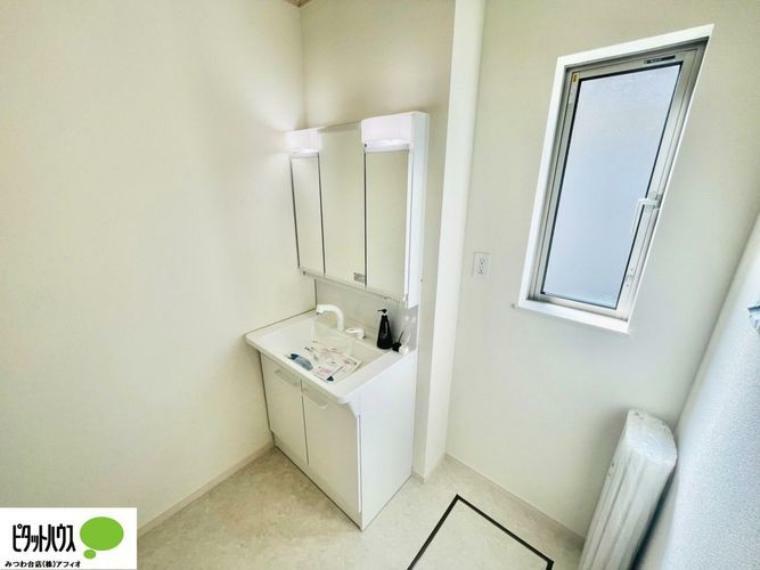 施工例写真:洗面室に小窓があり、カビ予防にも。大きな鏡で見やすい洗面化粧台です