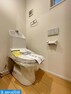 トイレ ・シャワー洗浄機能付のトイレは、清潔感が印象的な空間ですね。・リモコンは壁掛けタイプで、お手入れもしやすいですね。・日々の生活をサポートしてくれる充実仕様・設備搭載で販売中