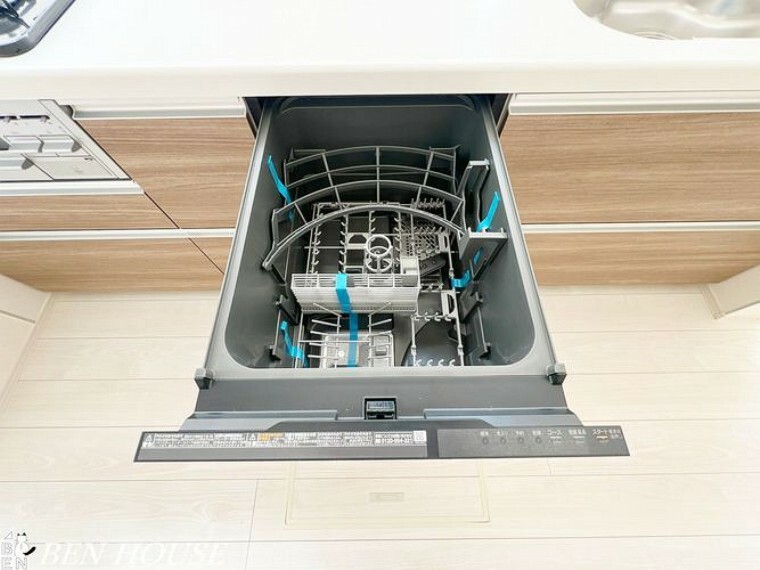 自動食器洗浄乾燥機・手洗いよりパワフル。高温でしつこい汚れもしっかり落とします。節水になる上、時間も有効活用できます。