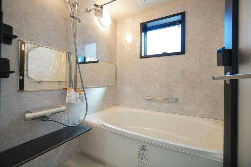 浴室 【明るいシステムバス】バスルームは心もからだもリラックスできる大切な空間です。窓も設置されていますので、明るさも風通しも良好です。