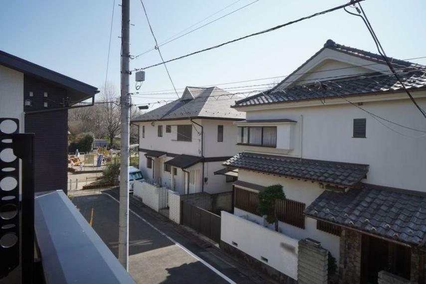 眺望 2階建てが多く点在する、落ち着いた街並みです。永住の地に相応しい閑静な住宅街を是非、体感してください。