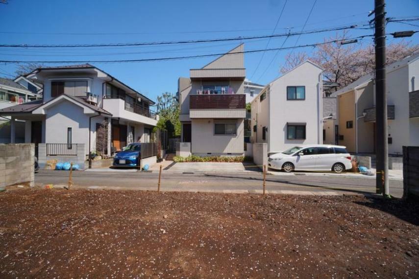 現況写真 現地は建蔽率40％・容積率80％の低層住居エリア。建物の間隔にゆとりがあり、開放感のある住環境です。