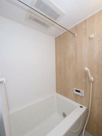 浴室暖房換気乾燥機つきのバスルームは、脱衣スペースとの温度差によるヒートショックを防ぐことができ、ご高齢のご家族や高血圧の方にも人気の設備です。