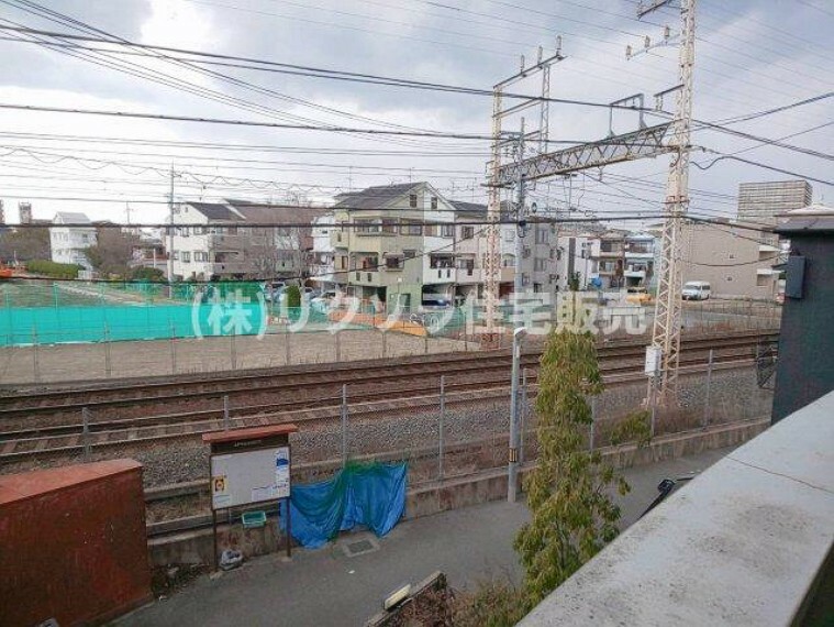 眺望 物件からの眺望　京阪電鉄　線路 ■物件内覧・資金計画相談・住宅ローン相談、リフォーム相談、お問合せ受付中■ ※当日・翌日のご内覧、ご相談はお電話でのお問合せがスムーズです！