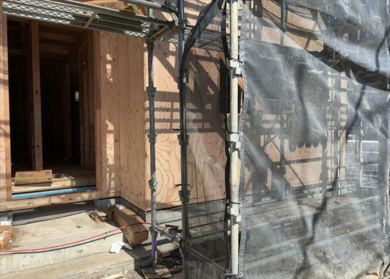 構造・工法・仕様 木造住宅とは土台、壁、柱など建築物の強度を支える構造体の材に木が使用されている構造を指します。構造体は建物の自重を支えるだけではなく風圧や水圧、積裁荷重などあらゆる衝撃に耐えるための基礎です。