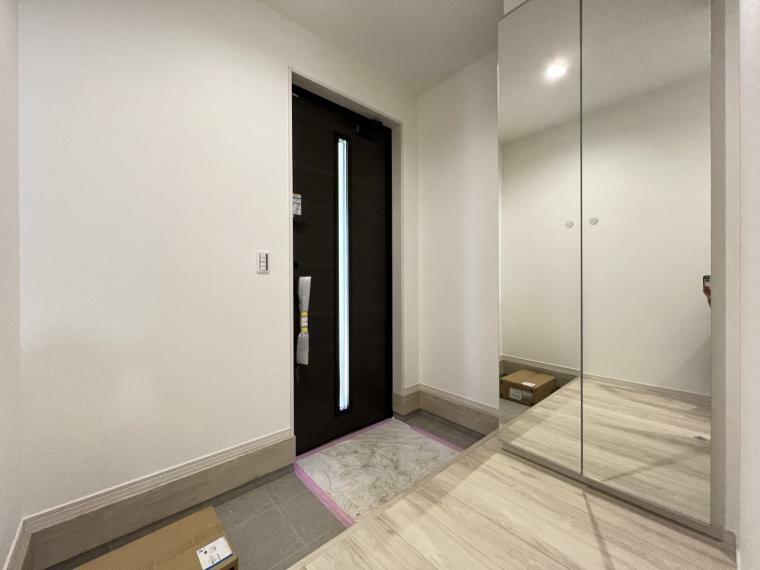玄関 ゆとりのある玄関空間は、家族や来客が快適に出入りできる環境を提供します。（2号棟）
