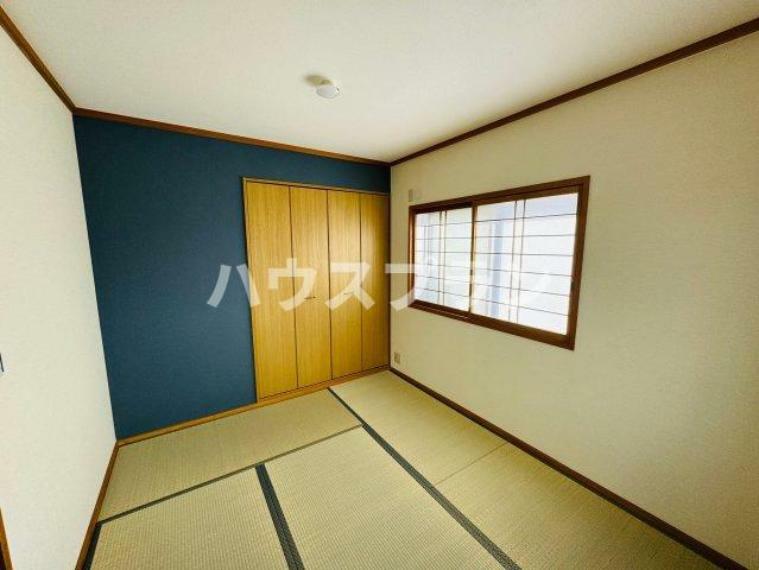 和室 のんびりお昼寝もできる和室は、畳の床や和風のインテリアがあり、穏やかな雰囲気でリラックスできる空間です。