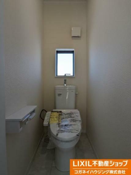 トイレ シャワー機能付きのトイレは、清潔感が印象的な空間となっております。
