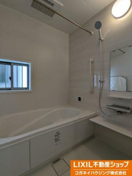 浴室 落ち着いた色合いの壁面、ゆっくりゆったりと寛ぐことが出来るバスルームです。 お子様と一緒に入浴しても十分な広さです。