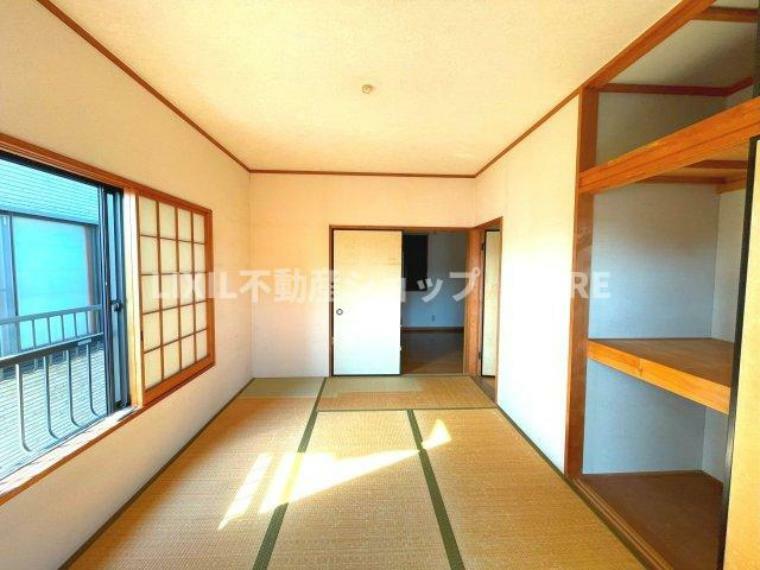 伝統的な日本情緒のある、温かみと落ち着きが感じられる和室です。