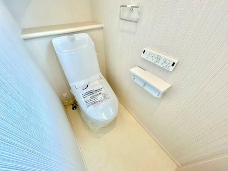 トイレ 節水型でエコなトイレには、今では当たり前のウォシュレット付き。便座を温める機能もついていて、居心地良くてトイレから出られなくなるかも！換気用に換気扇はもちろん、窓も着いているので常に快適ですね