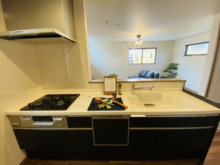 キッチン 3口コンロ、食器洗浄乾燥機付きで家事が楽に！まな板を使うスペースも広いです