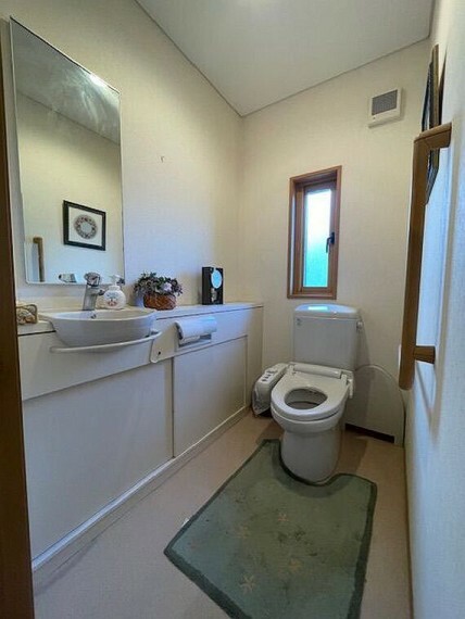 トイレ ペーパーホルダーも設置されており、清潔感のあるトイレです。