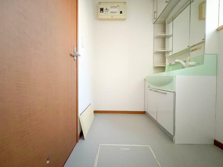 脱衣場 【Powder room】脱衣所、洗面所は小さなプライベートスペース。歯磨き、洗顔と毎日施す個人空間。換気も設置して、熱気などを開放して、爽やかなスペースになるように設計されています。