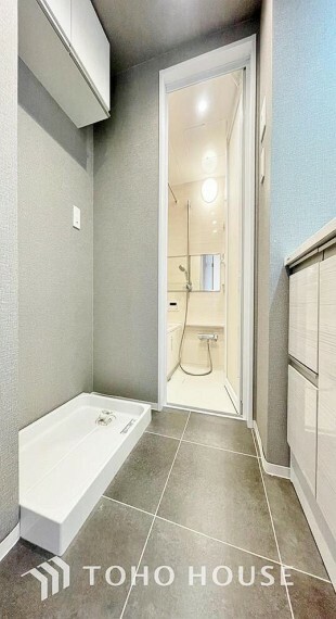 脱衣場 「洗面所」明るく清潔感のある色調で纏められた洗面室は、機能性に富んだ三面鏡と使い勝手の良い収納を完備した洗面台を設置しております。