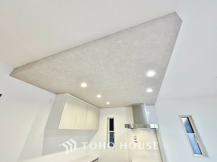 ポップアップ天井は、天井にアクセントクロスを使用する事でその空間が華やかになりデザイン性が増します。