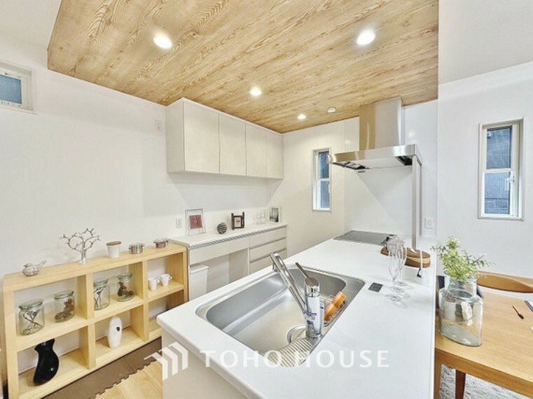ペニンシュラキッチンはキッチンの片方を壁付けにするレイアウトの為、限られたスペースにも設置できます。