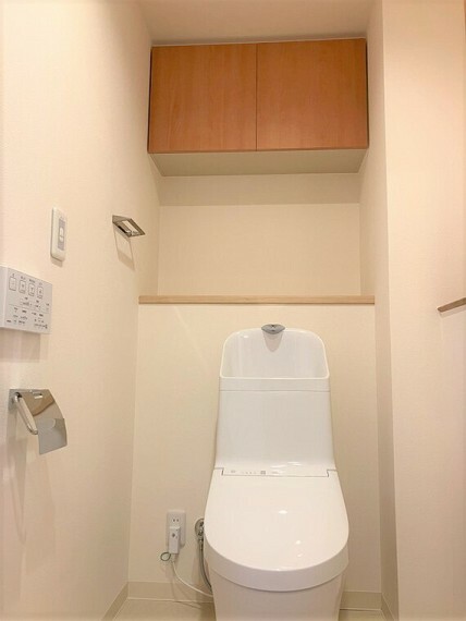 トイレ 温水洗浄便座付きのお手洗いです。吊戸棚、カウンター付きで収納に便利です。