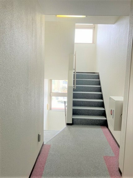 内階段つきで、天候を気にせず階段を使うことができます。床部分はカーペットのため、滑りにくいです。