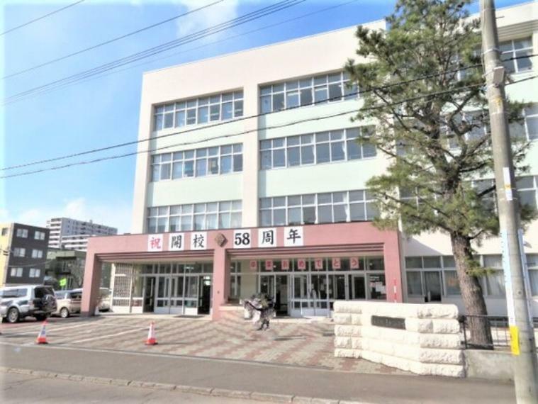 小学校 札幌市立元町小学校　徒歩7分（約481m）閑静な住宅街の中にあり、お子様の通学時は見守りの目がたくさんあり、安心です。