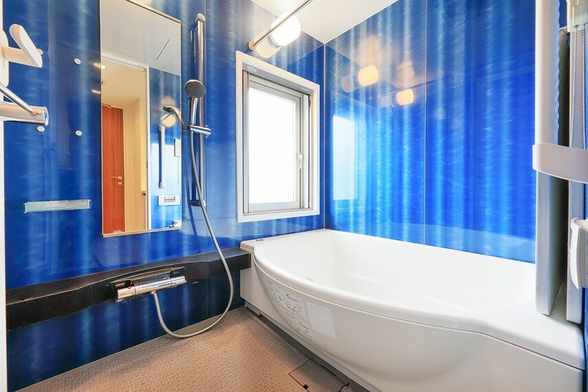 1418サイズのシェル型浴槽です　保温浴槽　換気に適した窓あり