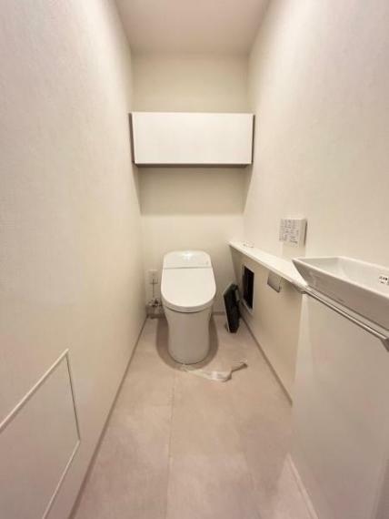 トイレ 白を基調とした明るく清潔感のある空間です。人気のシャワートイレが付いており、トイレットペーパーの無駄をなくすだけでなく感染症の予防にも効果的です。