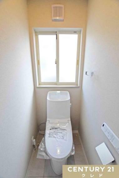 トイレ 温水洗浄便座は1階・2階のトイレに標準装備。 朝の忙しい時間帯は待たずに使用することができ、万が一の故障やトラブル時でも慌てずにすみます。