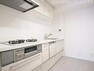 キッチン キッチンは独立タイプ。お料理の幅が広がる三ツ口コンロ・家事の負担を軽減するビルトイン食洗器・浄水器一体型のシャワー水栓など機能性溢れるシステムキッチンです。