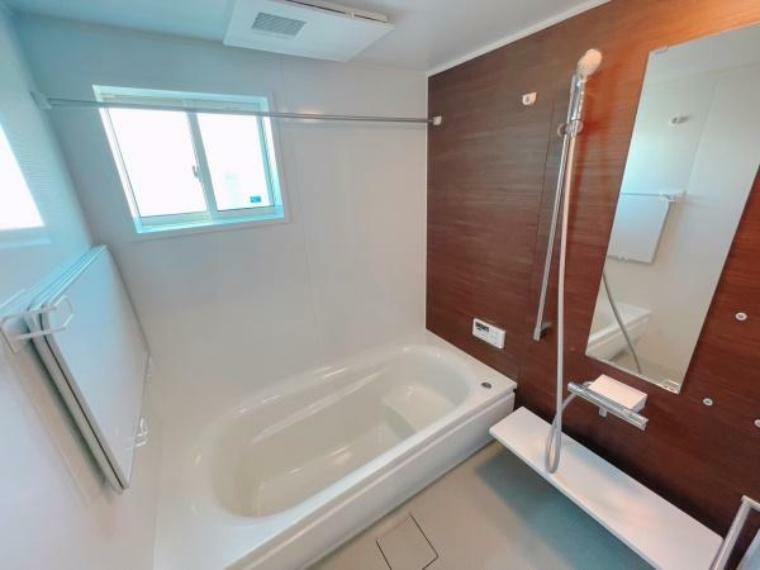 浴室 ■毎日の疲れを癒すバスルーム！アクセントの木目パネルが癒しを演出！ ■浴室換気乾燥暖房機つき！バスルームで洗濯物も乾かせます
