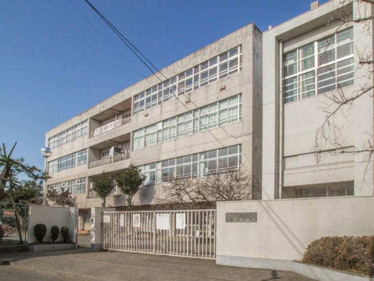 中学校 東久留米市立下里中学校 児童生徒数:325名（2022年度）、敷地内に新山（しんやま）遺跡が保存されています。