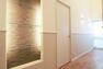 玄関 間接照明のニッチがおしゃれな玄関。お気に入りのインテリアなどを飾り、居心地の良い空間を演出できそう。
