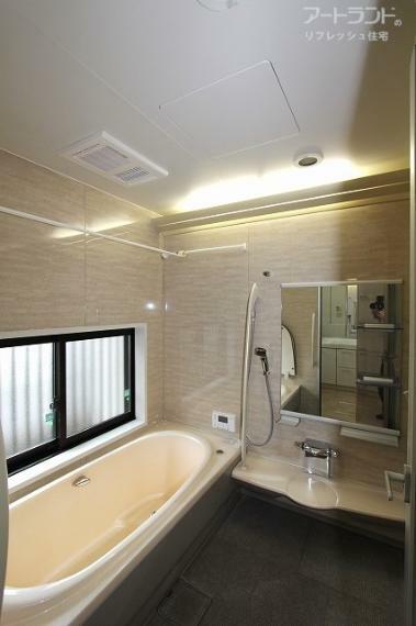 浴室 浴槽は保温効果があり追い焚き回数も削減。 浴槽の両側に手すりがあり転倒の防止に。暖房・乾燥・涼風・換気機能付き。
