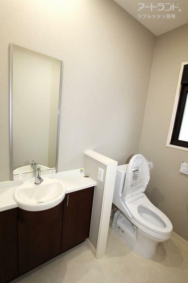 トイレ 1階、新設の温水洗浄機能付きトイレ。 個室内に嬉しい手洗い付き。動作の手助けに安心の手すり付き。