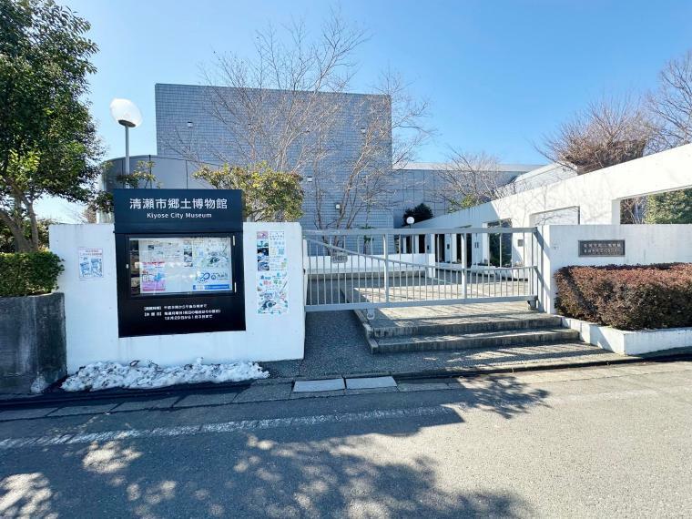 【清瀬市郷土博物館】清瀬の歴史に関する資料や発掘調査での出土品が展示をはじめ、映像での紹介がされています。ギャラリーや講座室は、市民に文化交流の場としての貸し出しも行われています。開館時間は9:00～17:00です。